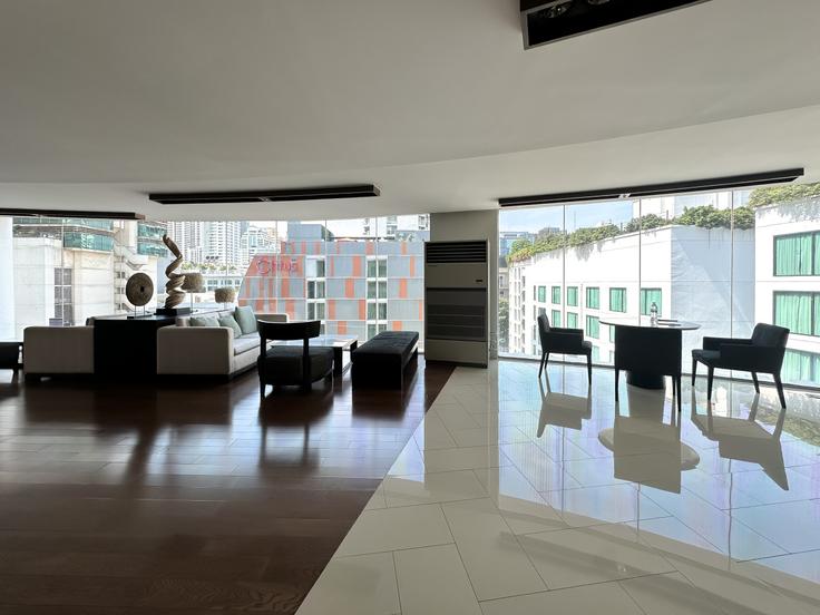 Watthana, Bangkok에 위치한 Building Sukhumvit 15 - sontana-company-limited - 1358530 아파트의 세련된 인테리어가 돋보이는 거실