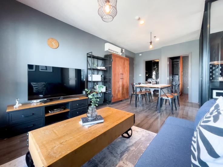 Watthana, Bangkok에 위치한 Building ถนน สุขุมวิท - sontana-company-limited - 1358532 아파트의 세련된 인테리어가 돋보이는 거실