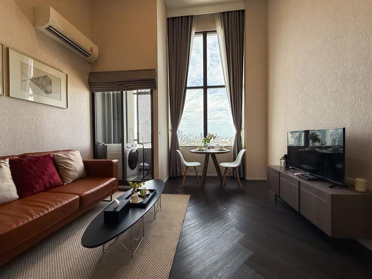 Elegant gestaltetes Wohnzimmer mit moderner Einrichtung in einer Wohnung im Building Soi Sukhumvit 48 - sontana-company-limited - 1364697 in Khlong Toei, Bangkok Elegant gestaltetes Wohnzimmer mit moderner Einrichtung in einer Wohnung im Building Soi Sukhumvit 48 - sontana-company-limited - 1364697 in Khlong Toei, Bangkok