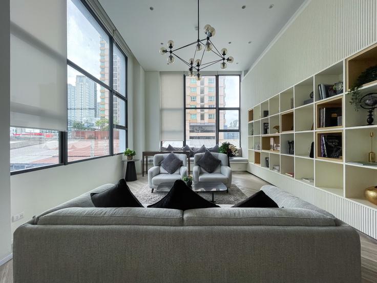 Salle de séjour élégante avec mobilier moderne dans un appartement à Building Soi Sukhumvit 48 - sontana-company-limited - 1364697 à Khlong Toei, Bangkok