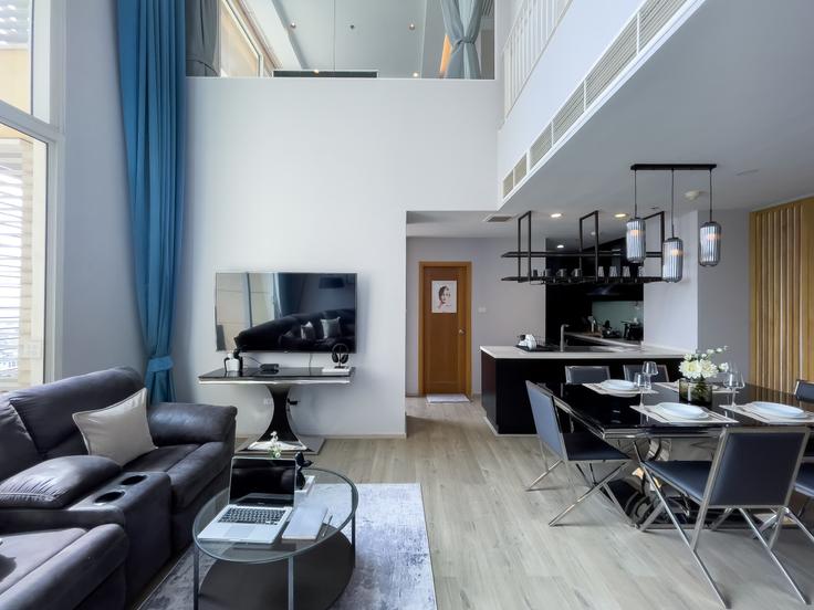 Building Naradhiwas Rajanagarindra Road - sontana-company-limited - 1367402 adresindeki bir dairede modern mobilyalarla zarif bir şekilde tasarlanmış oturma odası Sathon, Bangkok