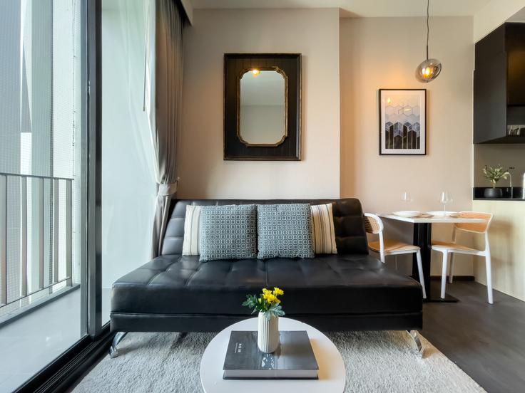 Building Soi Sukhumvit 23 - sontana-company-limited - 1370242 adresindeki bir dairede modern mobilyalarla zarif bir şekilde tasarlanmış oturma odası Watthana, Bangkok Building Soi Sukhumvit 23 - sontana-company-limited - 1370242 adresindeki bir dairede modern mobilyalarla zarif bir şekilde tasarlanmış oturma odası Watthana, Bangkok