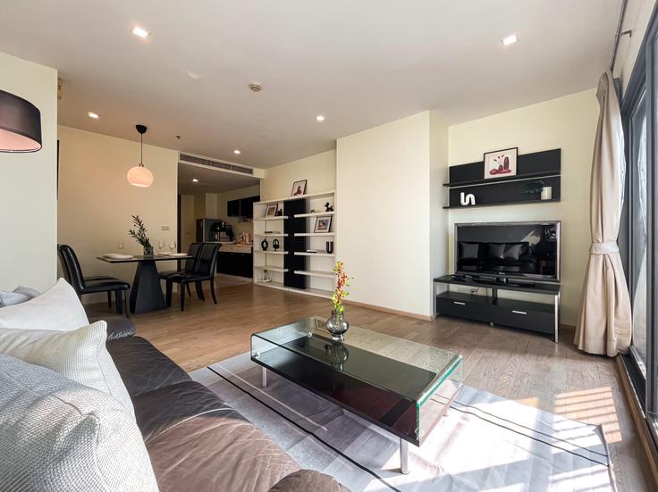 Elegante sala de estar con mobiliario moderno en un apartamento en Building Sukhumvit Road - sontana-company-limited - 1390894 en Khlong Toei, Bangkok