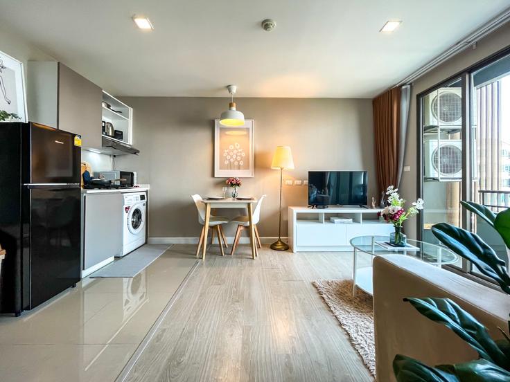 Elegant gestaltetes Wohnzimmer mit moderner Einrichtung in einer Wohnung im Building Ratchadaphisek Road - sontana-company-limited - 1407640 in Din Daeng, Bangkok Elegant gestaltetes Wohnzimmer mit moderner Einrichtung in einer Wohnung im Building Ratchadaphisek Road - sontana-company-limited - 1407640 in Din Daeng, Bangkok