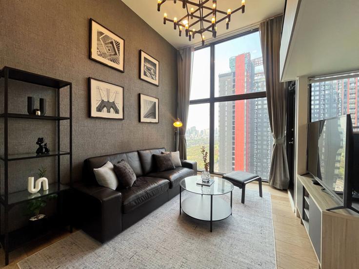 Sala de estar elegantemente projetada com móveis modernos em um apartamento no Building Phahonyothin Road - sontana-company-limited - 1464957 em Chatuchak, Bangkok