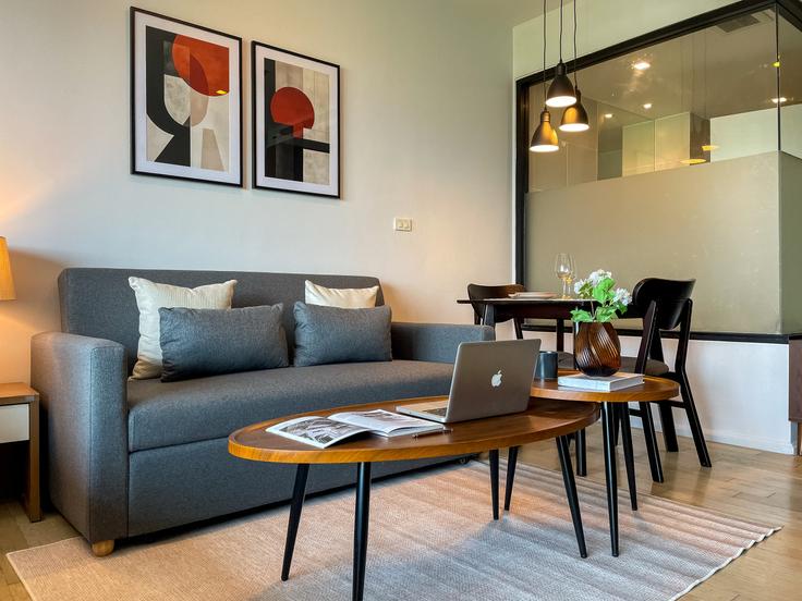 Elegant gestaltetes Wohnzimmer mit moderner Einrichtung in einer Wohnung im Building Thong Lo - sontana-company-limited - 1466503 in Watthana, Bangkok Elegant gestaltetes Wohnzimmer mit moderner Einrichtung in einer Wohnung im Building Thong Lo - sontana-company-limited - 1466503 in Watthana, Bangkok
