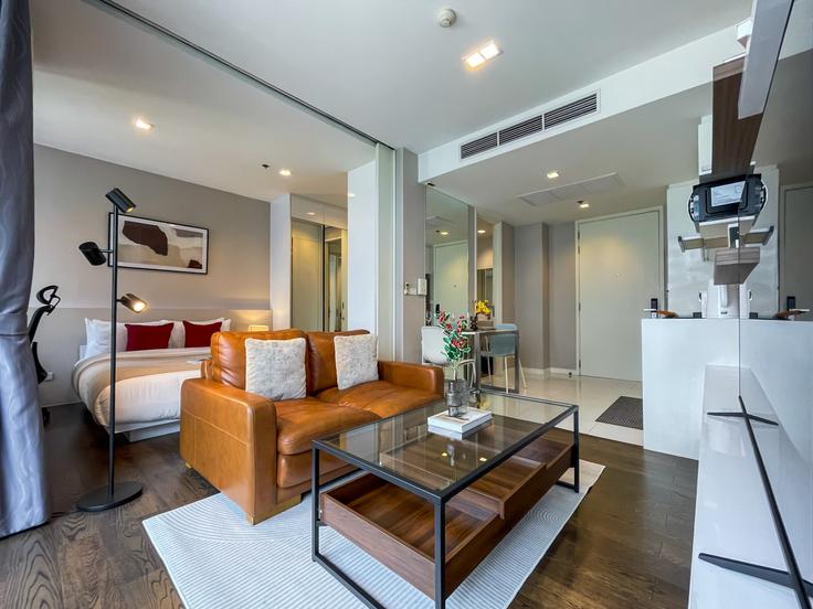 Bangkok SathonのBuilding Naradhiwas Rajanagarindra Road - sontana-company-limited - 1490228のアパートメントにある、モダンな家具を備えたエレガントなデザインのリビングルーム