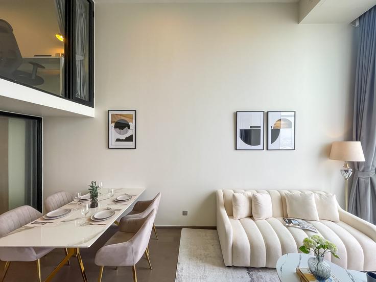 Salle de séjour élégante avec mobilier moderne dans un appartement à Building Phetchaburi Road - sontana-company-limited - 1501182 à Ratchathewi, Bangkok