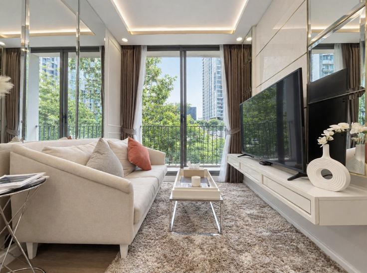 Huai Khwang, Bangkok에 위치한 Building Pracha Rat Bamphen 5 Alley, Lane 6 - sontana-company-limited - 1358492 유닛의 세련된 인테리어가 돋보이는 거실 Huai Khwang, Bangkok에 위치한 Building Pracha Rat Bamphen 5 Alley, Lane 6 - sontana-company-limited - 1358492 유닛의 세련된 인테리어가 돋보이는 거실