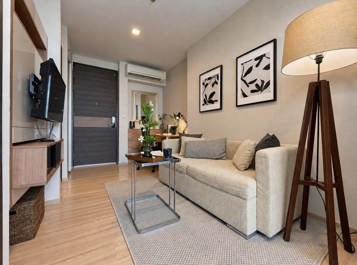 Elegant gestaltetes Wohnzimmer mit moderner Einrichtung in einer Wohnung im Building Sathon 21 Alley - sontana-company-limited - 1698654 in Sathon, Bangkok Elegant gestaltetes Wohnzimmer mit moderner Einrichtung in einer Wohnung im Building Sathon 21 Alley - sontana-company-limited - 1698654 in Sathon, Bangkok