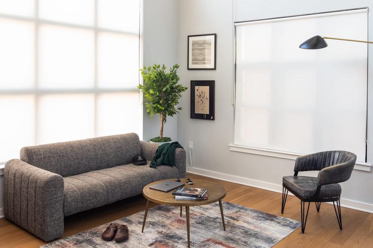 Salle de séjour élégante avec mobilier moderne dans un appartement à Building Vine Street - sosuite - 1060934 - USA à Philadelphia, Philadelphia Salle de séjour élégante avec mobilier moderne dans un appartement à Building Vine Street - sosuite - 1060934 - USA à Philadelphia, Philadelphia