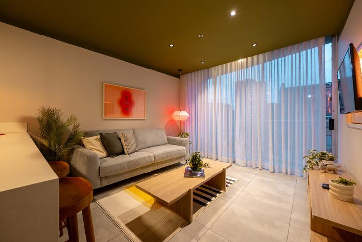 El Poblado, Medellín 소재 Building Carrera 35 - soul-management-sas - 1321258 유닛에 마련된, 현대적인 가구로 꾸며진 우아한 디자인의 거실 El Poblado, Medellín 소재 Building Carrera 35 - soul-management-sas - 1321258 유닛에 마련된, 현대적인 가구로 꾸며진 우아한 디자인의 거실