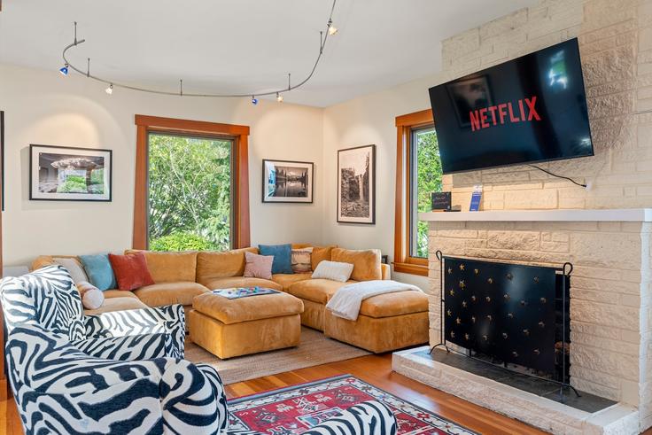 Salle de séjour élégante avec mobilier moderne dans un appartement à Building Aloha Street - sound-stays - 1607368 à Seattle, Seattle