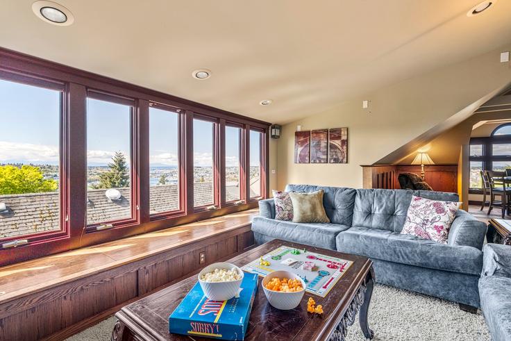 Building East Howe Street - sound-stays - 1607388 adresindeki bir dairede modern mobilyalarla zarif bir şekilde tasarlanmış oturma odası Seattle, Seattle Building East Howe Street - sound-stays - 1607388 adresindeki bir dairede modern mobilyalarla zarif bir şekilde tasarlanmış oturma odası Seattle, Seattle