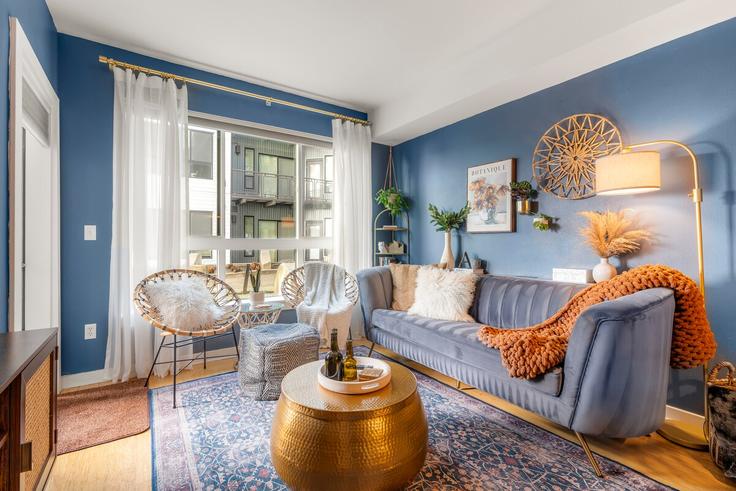 Seattle SeattleのBuilding East Pine Street - sound-stays - 1607384のアパートメントにある、モダンな家具を備えたエレガントなデザインのリビングルーム Seattle SeattleのBuilding East Pine Street - sound-stays - 1607384のアパートメントにある、モダンな家具を備えたエレガントなデザインのリビングルーム