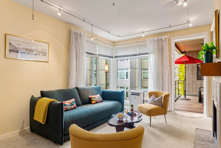Sala de estar elegantemente projetada com móveis modernos em um apartamento no Building Alaskan Way - sound-stays - 1609836 em Seattle, Seattle Sala de estar elegantemente projetada com móveis modernos em um apartamento no Building Alaskan Way - sound-stays - 1609836 em Seattle, Seattle