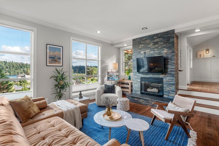 Elegantly designed living room with modern furnishings in an apartment at Building South Ferdinand Street - sound-stays - 1634045 in Seattle, Seattle
