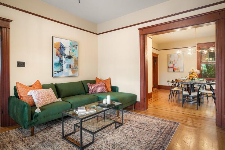 Sala de estar elegantemente projetada com móveis modernos em um apartamento no Building 12th Avenue East - sound-stays - 1607370 em Seattle, Seattle