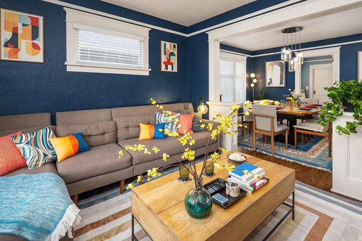 Seattle SeattleのBuilding 7th Avenue Northwest - sound-stays - 1607372のアパートメントにある、モダンな家具を備えたエレガントなデザインのリビングルーム Seattle SeattleのBuilding 7th Avenue Northwest - sound-stays - 1607372のアパートメントにある、モダンな家具を備えたエレガントなデザインのリビングルーム