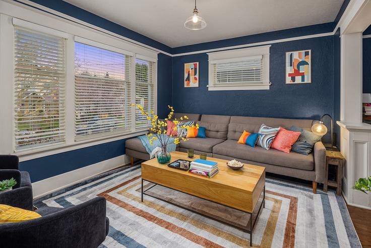 Elegante sala de estar con mobiliario moderno en un apartamento en Building 7th Avenue Northwest - sound-stays - 1607372 en Seattle, Seattle Elegante sala de estar con mobiliario moderno en un apartamento en Building 7th Avenue Northwest - sound-stays - 1607372 en Seattle, Seattle