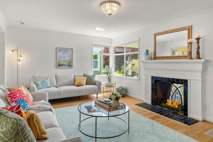 Seattle SeattleのBuilding 12th Avenue West - sound-stays - 1607392のアパートメントにある、モダンな家具を備えたエレガントなデザインのリビングルーム Seattle SeattleのBuilding 12th Avenue West - sound-stays - 1607392のアパートメントにある、モダンな家具を備えたエレガントなデザインのリビングルーム