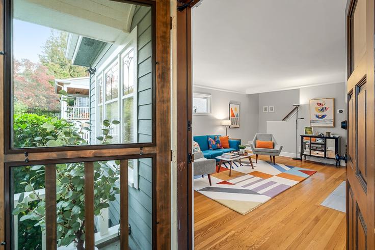 Seattle SeattleのBuilding Kirkwood Place North - sound-stays - 1607402のアパートメントにある、モダンな家具を備えたエレガントなデザインのリビングルーム Seattle SeattleのBuilding Kirkwood Place North - sound-stays - 1607402のアパートメントにある、モダンな家具を備えたエレガントなデザインのリビングルーム