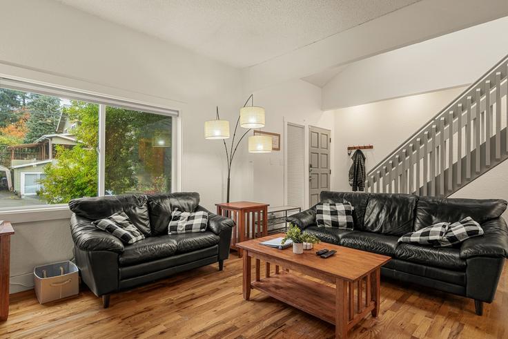 Seattle SeattleのBuilding North 39th Street - sound-stays - 1607377のアパートメントにある、モダンな家具を備えたエレガントなデザインのリビングルーム Seattle SeattleのBuilding North 39th Street - sound-stays - 1607377のアパートメントにある、モダンな家具を備えたエレガントなデザインのリビングルーム