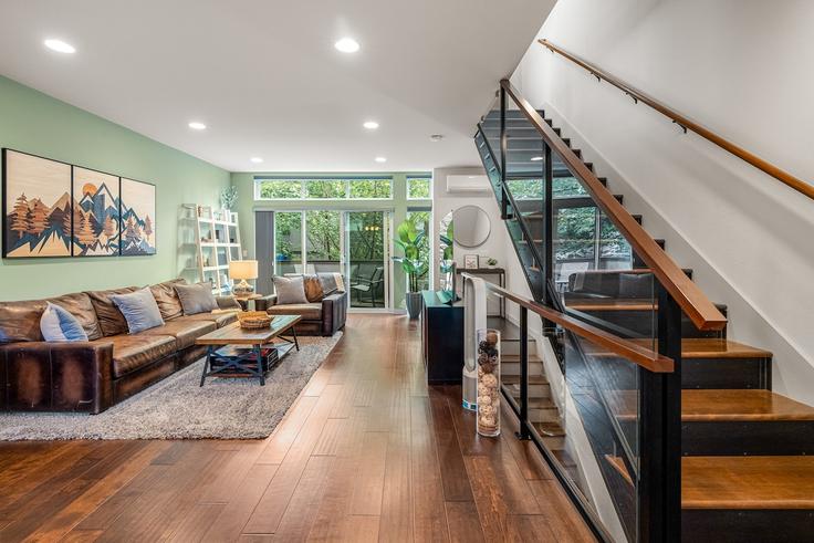 Salle de séjour élégante avec mobilier moderne dans un appartement à Building Greenwood Avenue North - sound-stays - 1607375 à Seattle, Seattle Salle de séjour élégante avec mobilier moderne dans un appartement à Building Greenwood Avenue North - sound-stays - 1607375 à Seattle, Seattle