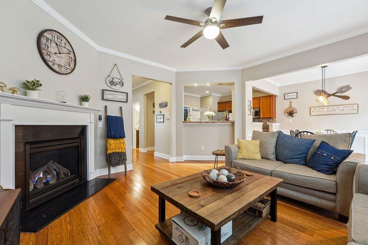 Lawrenceville LawrencevilleのBuilding Grenier Terrace Northeast - southern-homestay - 1231325 - ATLのアパートメントにある、モダンな家具を備えたエレガントなデザインのリビングルーム
