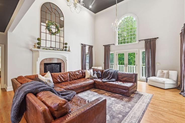 Douglasville, Douglasville에 위치한 Building Slater Mill Circle - southern-homestay - 1609760 유닛의 세련된 인테리어가 돋보이는 거실 Douglasville, Douglasville에 위치한 Building Slater Mill Circle - southern-homestay - 1609760 유닛의 세련된 인테리어가 돋보이는 거실
