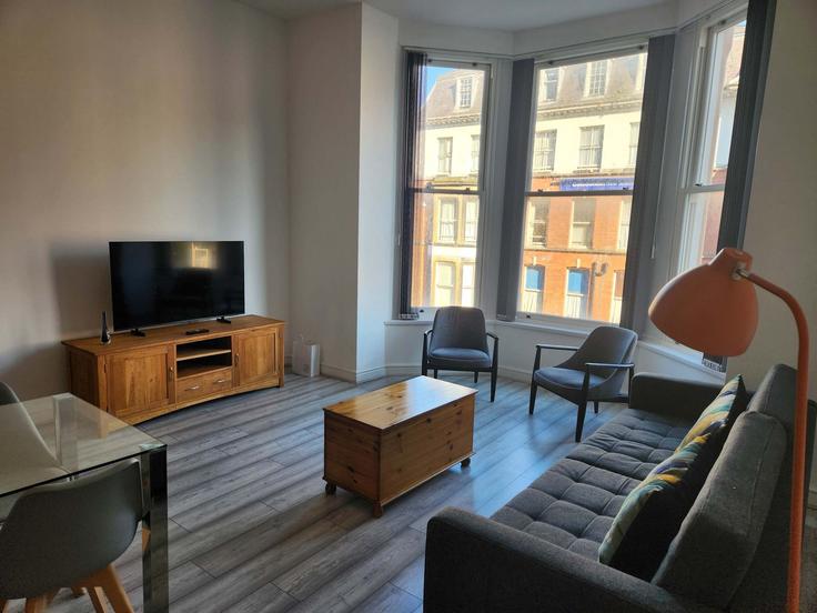 Salle de séjour élégante avec mobilier moderne dans un appartement à Building Prince of Wales Terrace - spa-properties-gb-limited - 1623811 à Scarborough, Scarborough Salle de séjour élégante avec mobilier moderne dans un appartement à Building Prince of Wales Terrace - spa-properties-gb-limited - 1623811 à Scarborough, Scarborough