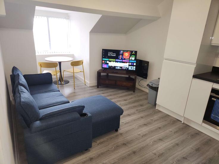 Salle de séjour élégante avec mobilier moderne dans un appartement à Building Prince of Wales Terrace - spa-properties-gb-limited - 1623812 à Scarborough, Scarborough Salle de séjour élégante avec mobilier moderne dans un appartement à Building Prince of Wales Terrace - spa-properties-gb-limited - 1623812 à Scarborough, Scarborough