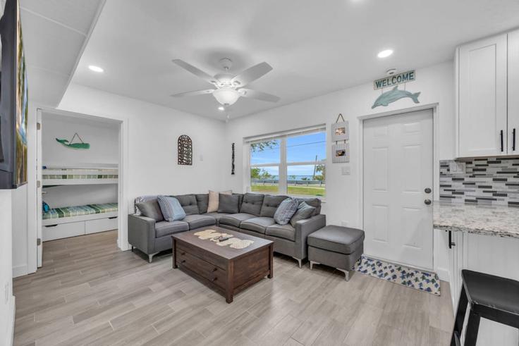 Salle de séjour élégante avec mobilier moderne dans un appartement à Building Pineapple Avenue - space-coast-cohosts - 1520582 à Melbourne, Melbourne