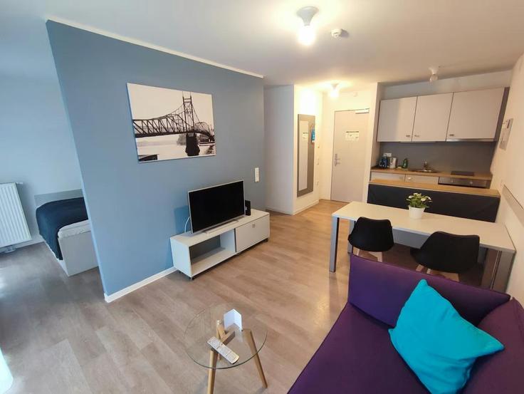 Salle de séjour élégante avec mobilier moderne dans un appartement à Building Wilhelminenhofstraße - spreepolis - 1283927 - BER à Berlin, Berlin