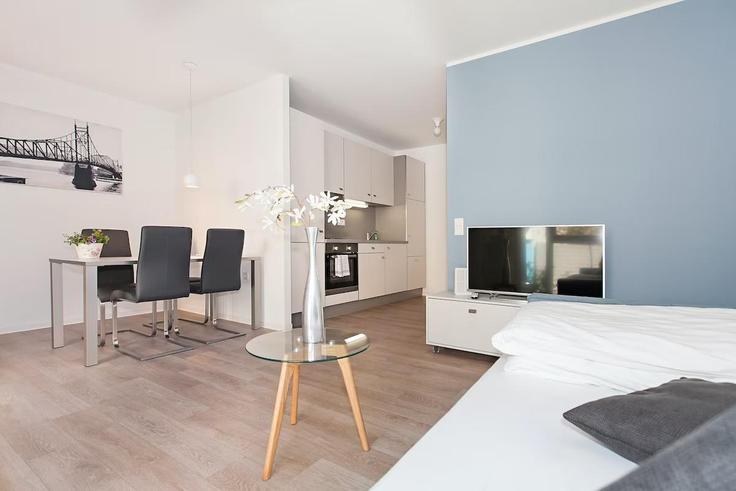 Berlin, Berlin에 위치한 Building Wilhelminenhofstraße - spreepolis - 1283929 - BER 아파트의 세련된 인테리어가 돋보이는 거실 Berlin, Berlin에 위치한 Building Wilhelminenhofstraße - spreepolis - 1283929 - BER 아파트의 세련된 인테리어가 돋보이는 거실