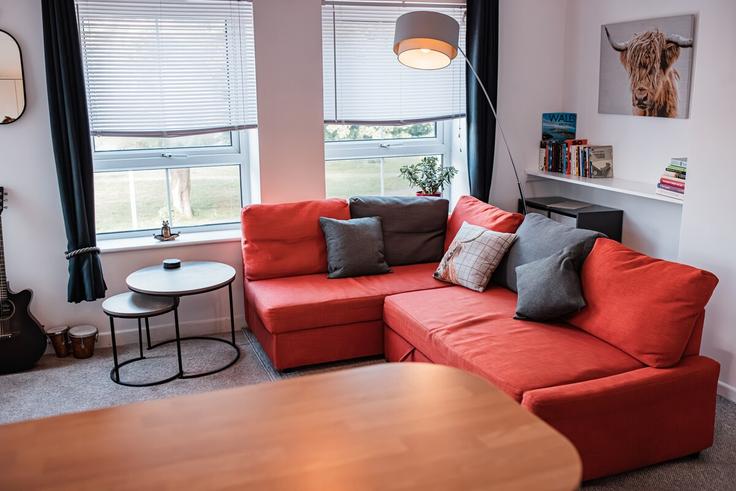 Elegant gestaltetes Wohnzimmer mit moderner Einrichtung in einer Wohnung im Building System Street - starlightstays - 1495720 in Adamsdown, Cardiff
