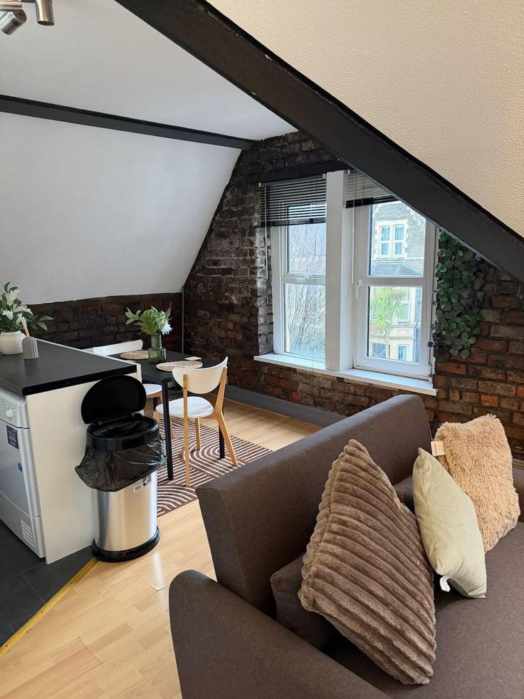 Cardiff RoathのBuilding Connaught Road - starlightstays - 1391814のアパートメントにある、モダンな家具を備えたエレガントなデザインのリビングルーム Cardiff RoathのBuilding Connaught Road - starlightstays - 1391814のアパートメントにある、モダンな家具を備えたエレガントなデザインのリビングルーム