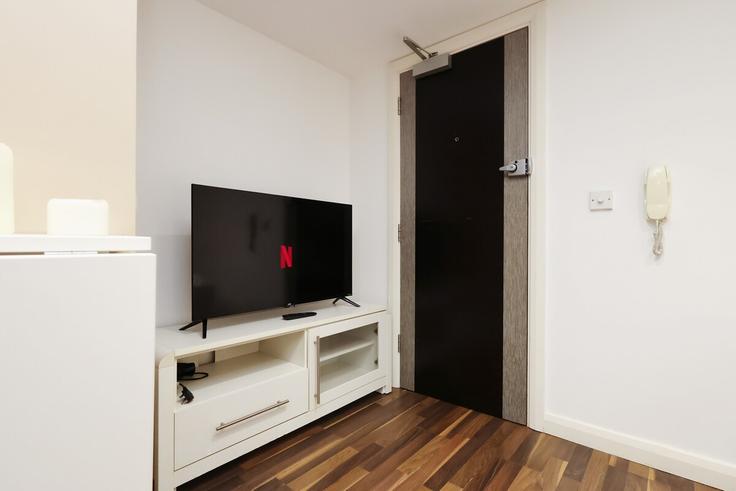 Elegant gestaltetes Wohnzimmer mit moderner Einrichtung in einer Wohnung im Building City Road - starlightstays - 1359786 in Roath, Cardiff