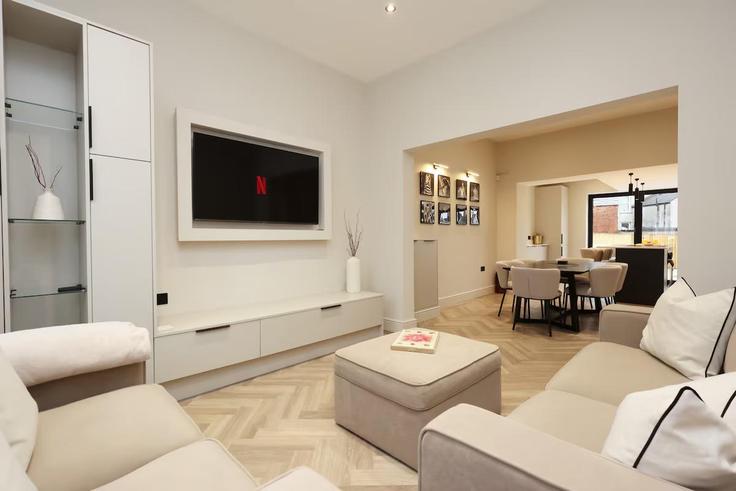 Elegant gestaltetes Wohnzimmer mit moderner Einrichtung in einer Wohnung im Building Church Road - starlightstays - 1470510 in Old St. Mellons, Cardiff