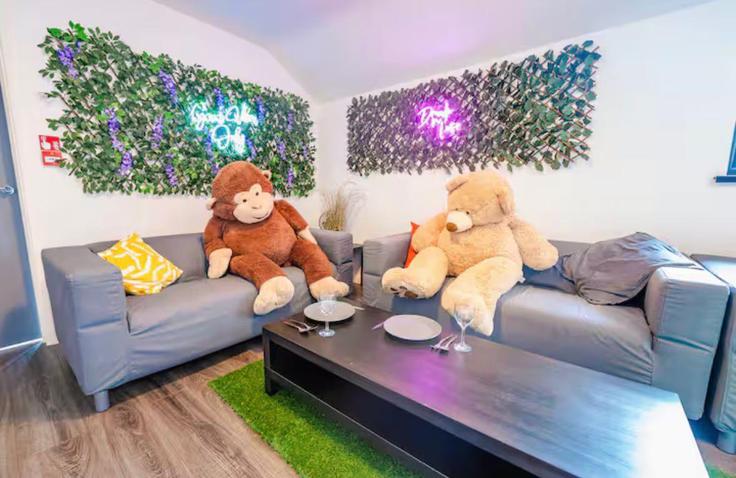 Roath, Cardiff 소재 Building City Road - starlightstays - 1359786 유닛에 마련된, 현대적인 가구로 꾸며진 우아한 디자인의 거실 Roath, Cardiff 소재 Building City Road - starlightstays - 1359786 유닛에 마련된, 현대적인 가구로 꾸며진 우아한 디자인의 거실