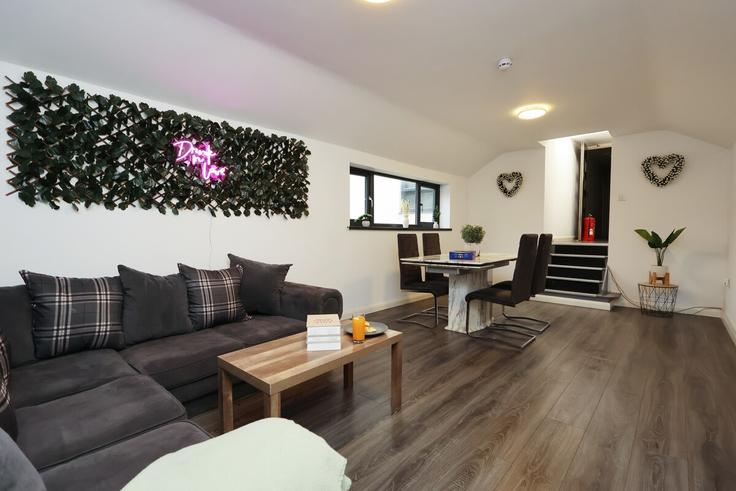 Roath, Cardiff 소재 Building City Road - starlightstays - 1359779 유닛에 마련된, 현대적인 가구로 꾸며진 우아한 디자인의 거실 Roath, Cardiff 소재 Building City Road - starlightstays - 1359779 유닛에 마련된, 현대적인 가구로 꾸며진 우아한 디자인의 거실
