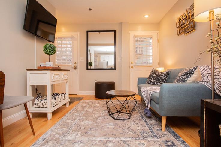 Cambridge CambridgeのBuilding Jay Street - stars-of-boston - 1238070 - BOSのアパートメントにある、モダンな家具を備えたエレガントなデザインのリビングルーム