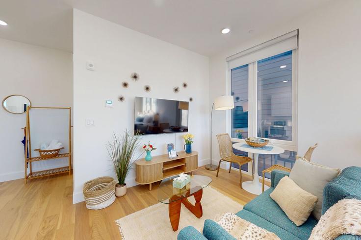 Salle de séjour élégante avec mobilier moderne dans un appartement à Building Hichborn Street - stars-of-boston - 1586667 à Boston, Boston Salle de séjour élégante avec mobilier moderne dans un appartement à Building Hichborn Street - stars-of-boston - 1586667 à Boston, Boston
