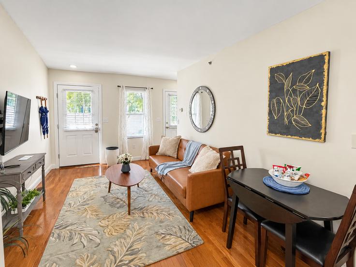 Elegant gestaltetes Wohnzimmer mit moderner Einrichtung in einer Wohnung im Building Jay Street - stars-of-boston - 1238051 - BOS in Cambridge, Cambridge