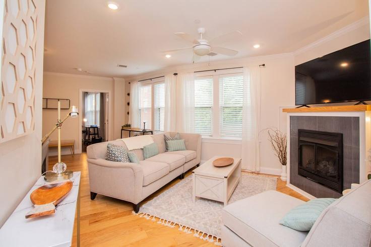 Elegant gestaltetes Wohnzimmer mit moderner Einrichtung in einer Wohnung im Building Tremont Street - stars-of-boston - 1335175 in Boston, Boston Elegant gestaltetes Wohnzimmer mit moderner Einrichtung in einer Wohnung im Building Tremont Street - stars-of-boston - 1335175 in Boston, Boston