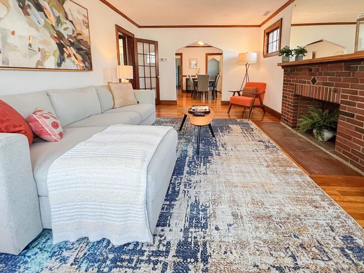 Elegante sala de estar con mobiliario moderno en un apartamento en Building Corey Road - stars-of-boston - 1238088 - BOS en Boston, Boston Elegante sala de estar con mobiliario moderno en un apartamento en Building Corey Road - stars-of-boston - 1238088 - BOS en Boston, Boston