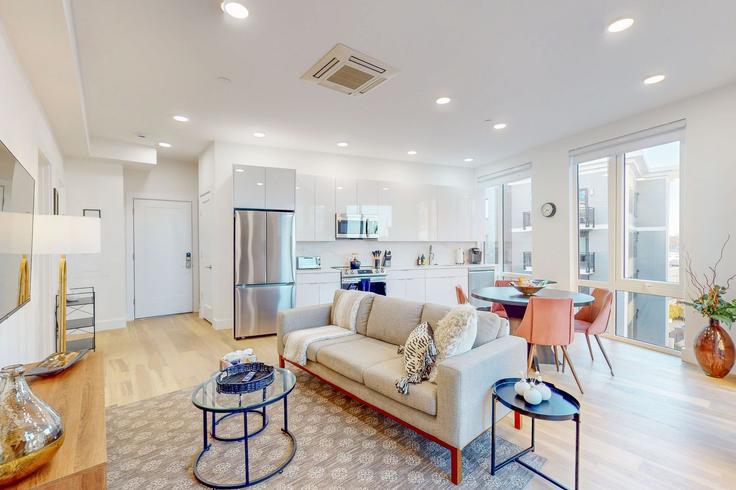 Salle de séjour élégante avec mobilier moderne dans un appartement à Building Hichborn Street - stars-of-boston - 1586666 à Boston, Boston Salle de séjour élégante avec mobilier moderne dans un appartement à Building Hichborn Street - stars-of-boston - 1586666 à Boston, Boston