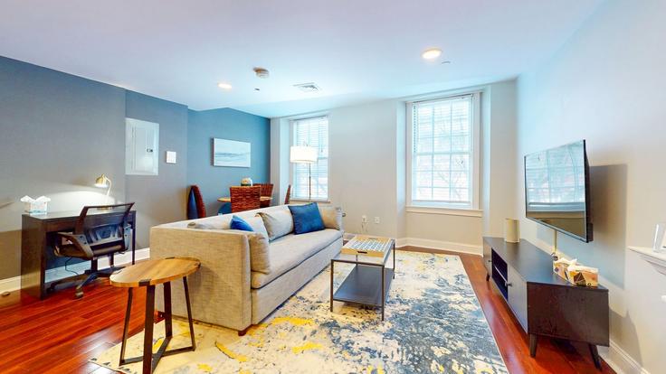 Elegante sala de estar con mobiliario moderno en un apartamento en Building Union Street - stars-of-boston - 1238125 - BOS en Boston, Boston