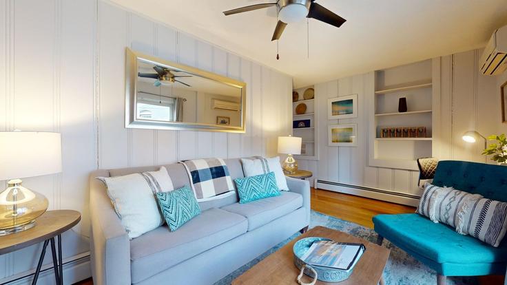 Elegante sala de estar con mobiliario moderno en un apartamento en Building Washington Street - stars-of-boston - 1238107 - BOS en Brookline, Brookline