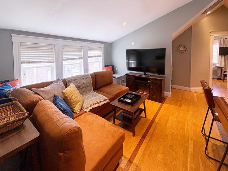 Elegant gestaltetes Wohnzimmer mit moderner Einrichtung in einer Wohnung im Building Savin Hill Avenue - stars-of-boston - 1238059 - BOS in Boston, Boston Elegant gestaltetes Wohnzimmer mit moderner Einrichtung in einer Wohnung im Building Savin Hill Avenue - stars-of-boston - 1238059 - BOS in Boston, Boston